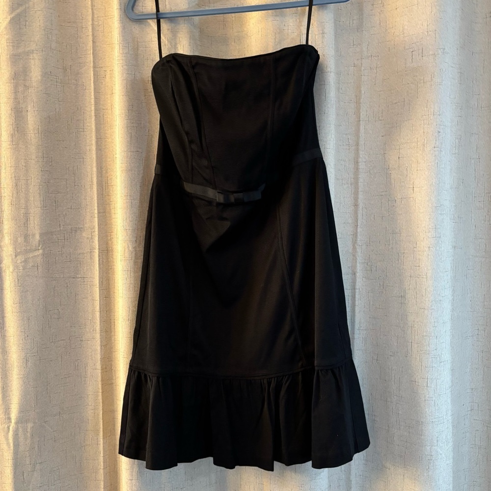 WHITE HOUSE BLACK MARKET BLACK STRAPLESS DRESS SIZE 12.‎ Bow With Ruffled Bottom